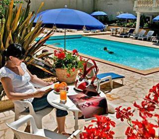 Le Renoir Hotel